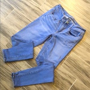 Bright blue AE super stretch skinny jeans